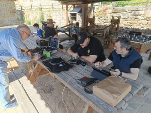 Miembros del EA1RCG operando la estación 